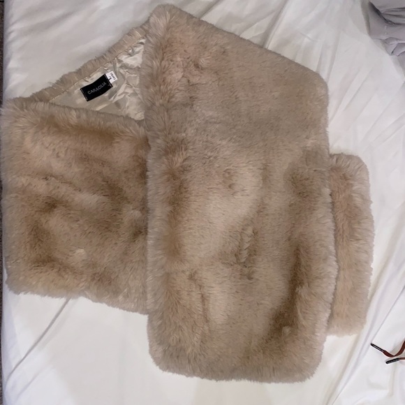 Caracilia Women Luxury Faux Fur Wrap/ Cape/ Shawl - Picture 2 of 2